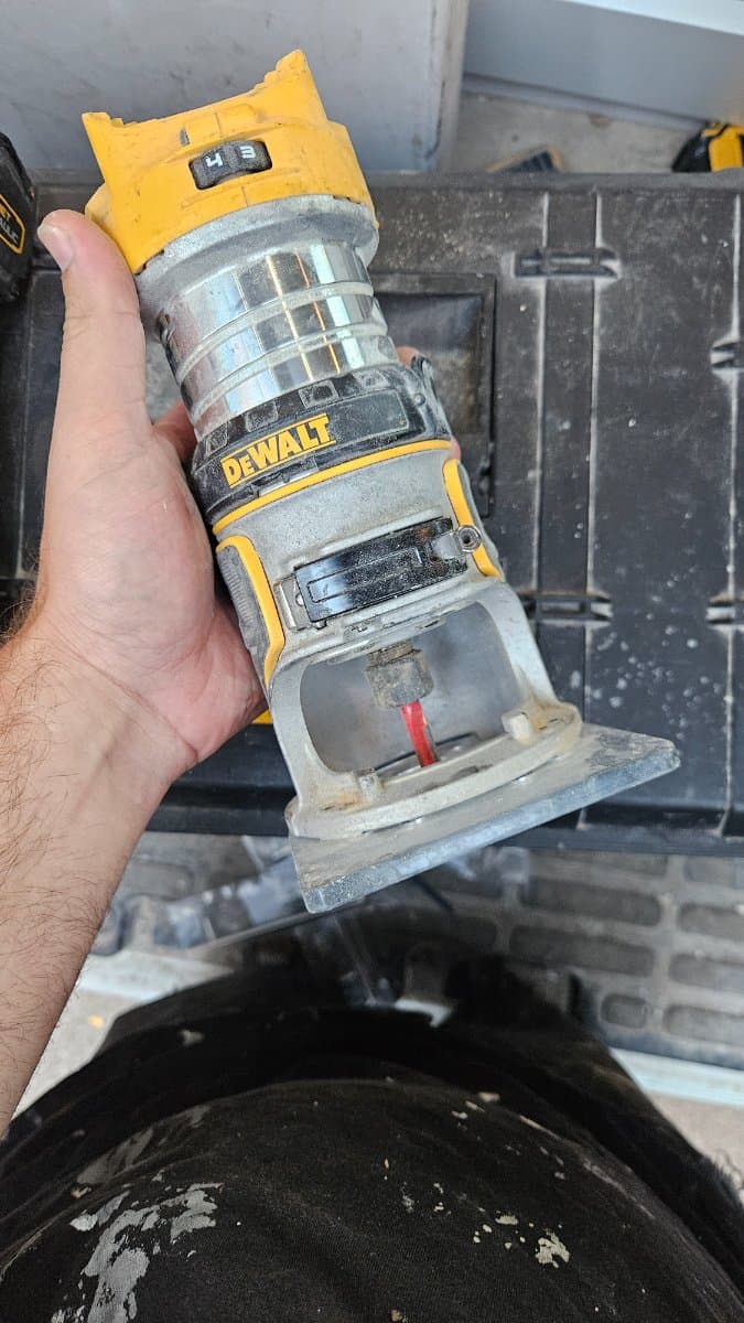 Dewalt wood router for rent in Pickering, Ontario — toolshare